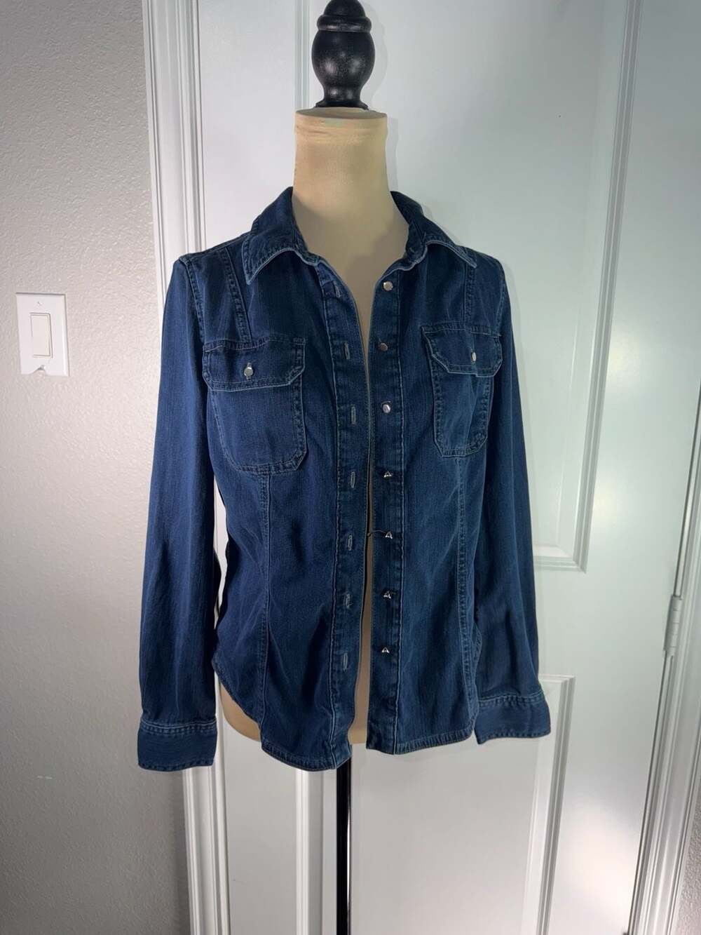 White House Black Market Blue Denim Long Sleeve Button Up Shirt Size 6